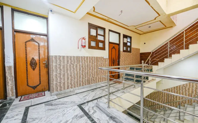 Fabhotel Royal Inn