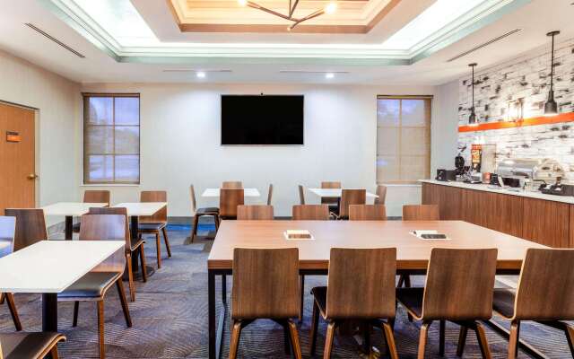 La Quinta Inn & Suites by Wyndham St. Petersburg Northeast