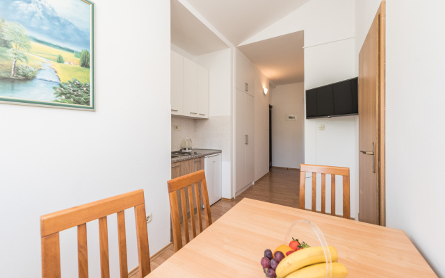 Apartment Rafaela 220m From the Beach