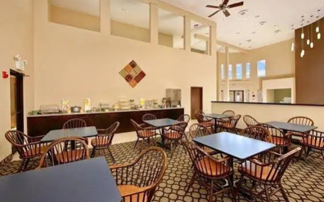 Quality Inn & Suites West Waterpark