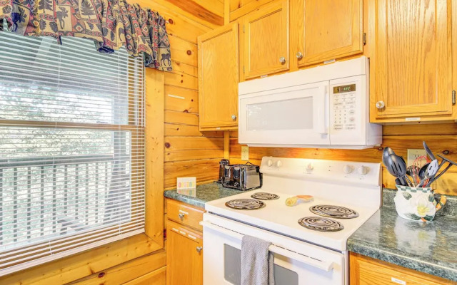 Sevierville Cabin w/ Hot Tub & Deck!