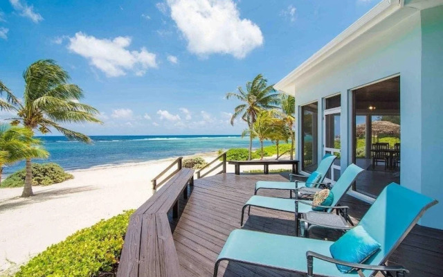 Peaceful Ocean Front Beach House in Bodden Town