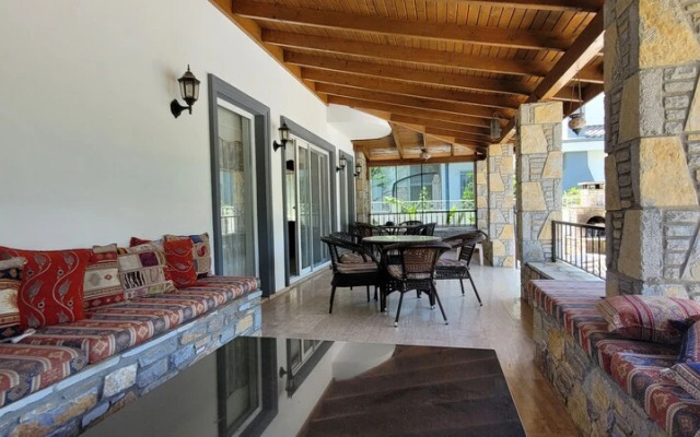 Immaculate 4-bed Villa With Large Garden and Pool