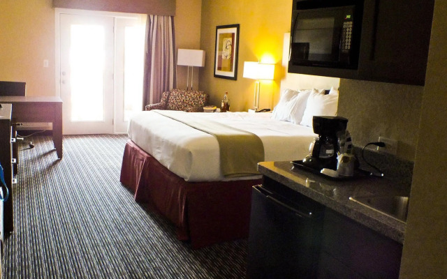 Holiday Inn Express & Suites Fredericksburg by IHG