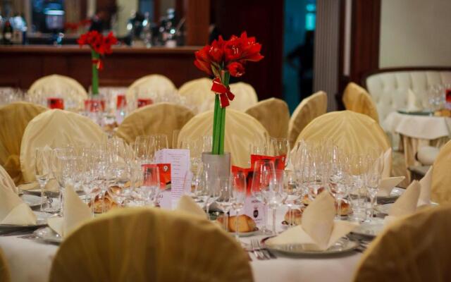 Hotel Roman by Dumbrava