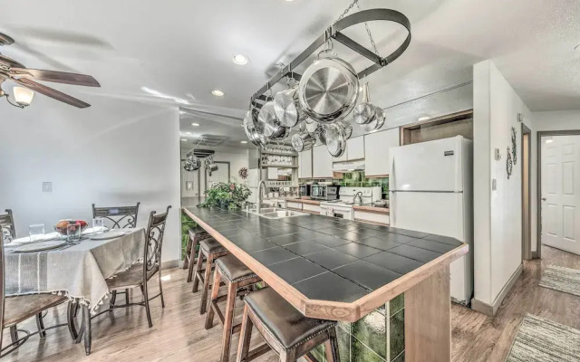 Cozy Cloudcroft Townhome ~ 1 Mi to Burro Ave!