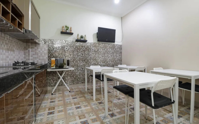 RedDoorz Syariah Plus near Dharmawangsa