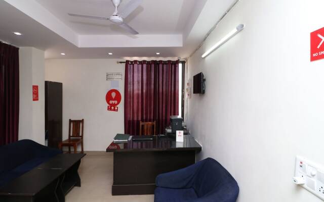 OYO 13301 Mayesha residency