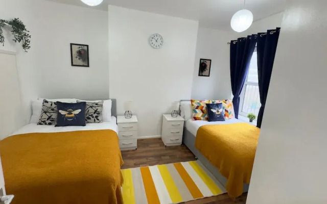 1-bed Apartment, Sleeps 6, in the City Center