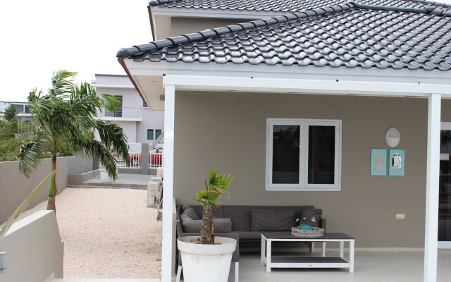 Modern Villa in Jan Thiel with Hot Tub