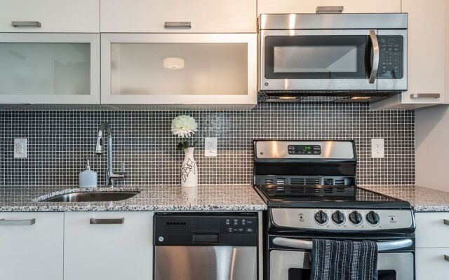 Life Suites Soho 2 Bed - 2 Bath CN Tower View