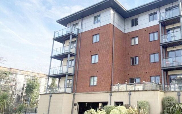 Continental Apartments -2-bed Farnborough Train St