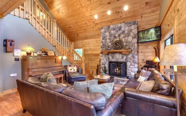 Stonebrook Lodge - Four Bedroom Cabin