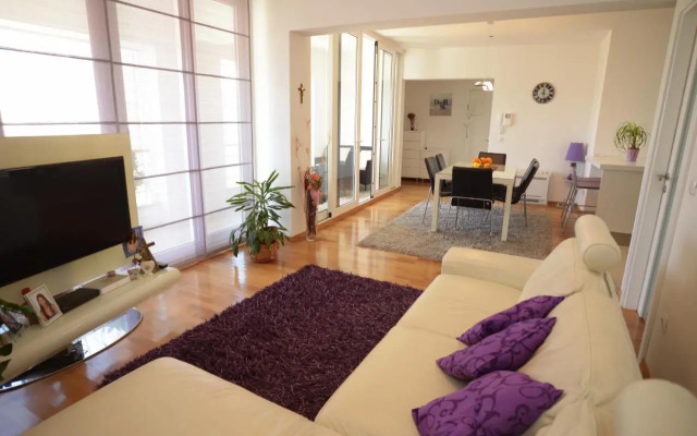 Base Bridge Apartment