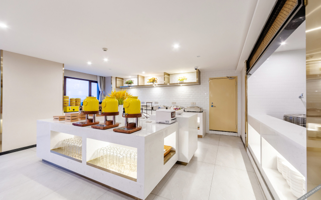 Berman Hotel (Guiyang southwest Trade City Jinyang bus station store)