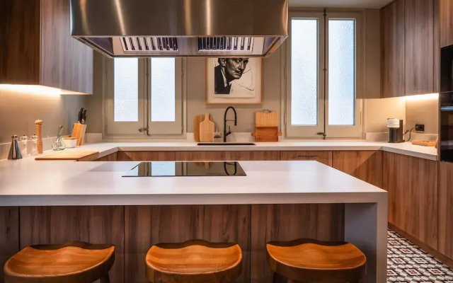 Lovely 6 BR Flat in L Eixample