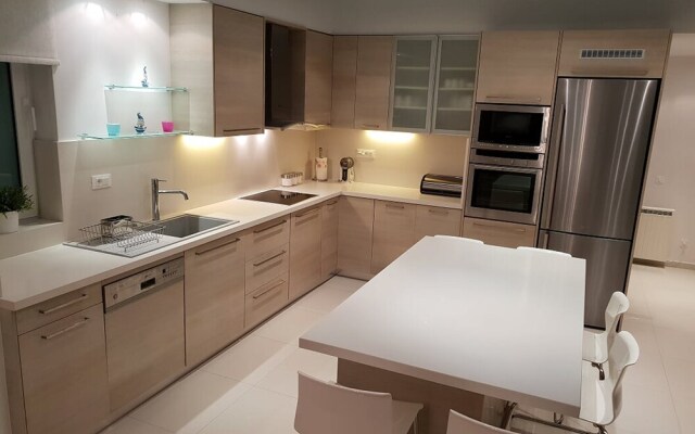 Luxurious Suite Athena Near To Beach