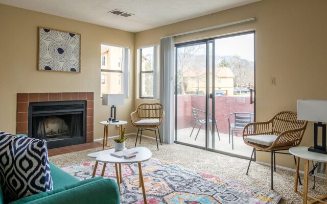 2 BR Apt w/ Pool, Laundry & Wifi by Frontdesk