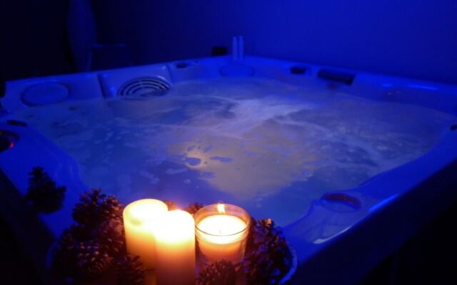 Hillside Villa With Swimming Pool and Jacuzzi - Frasassi Caves