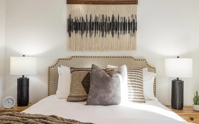 Scottsdale Dreyfus 5 Bedroom Home by RedAwning