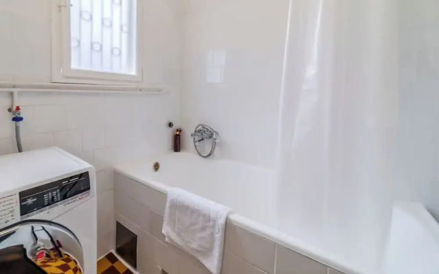 Family Friendly Apartment With Parking