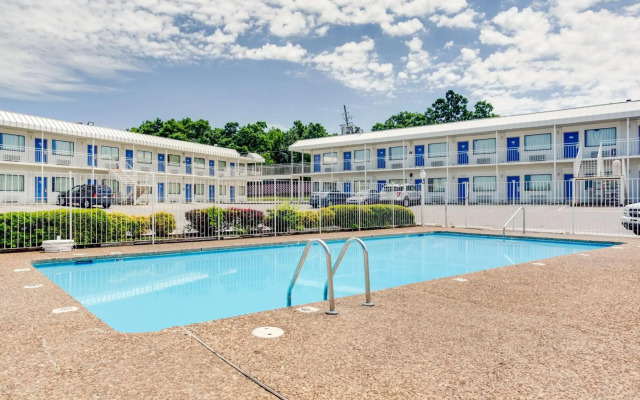 Motel 6-Fayetteville, AR