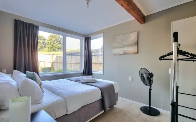 Lovely 2- Bedroom Unit with Free Parking
