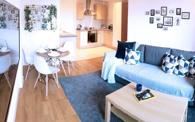 Modern Apartment in City Centre With Balcony