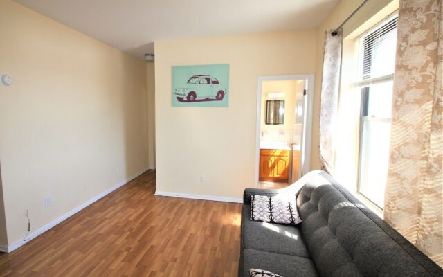 Modern Apartment minutes to NYC