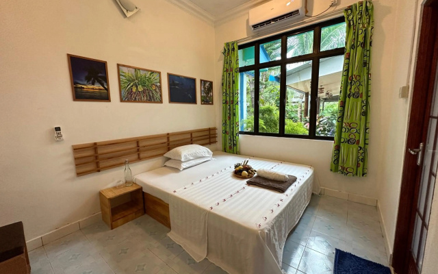 Blue Water Thoddoo Inn - photo 3