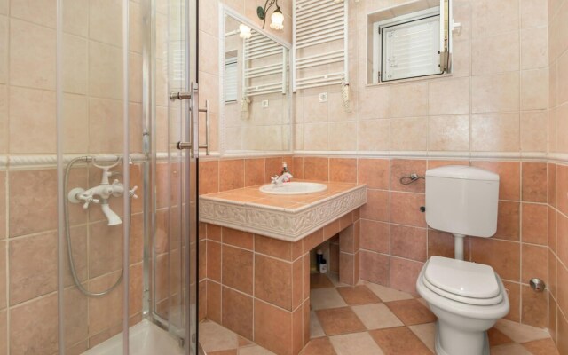 Beautiful Apartment in Dramalj With Wifi and 3 Bedrooms