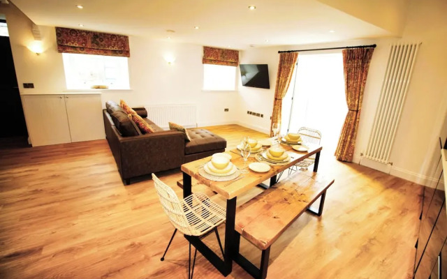 Berwick - Very High End - Sleeps 4 -By The Station
