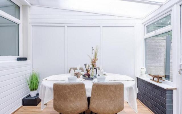 Elegant 2BD Family Retreat Blackpool Town!