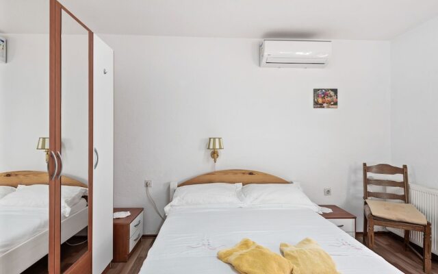 Cozy Holiday Home in Zadar With a Garden