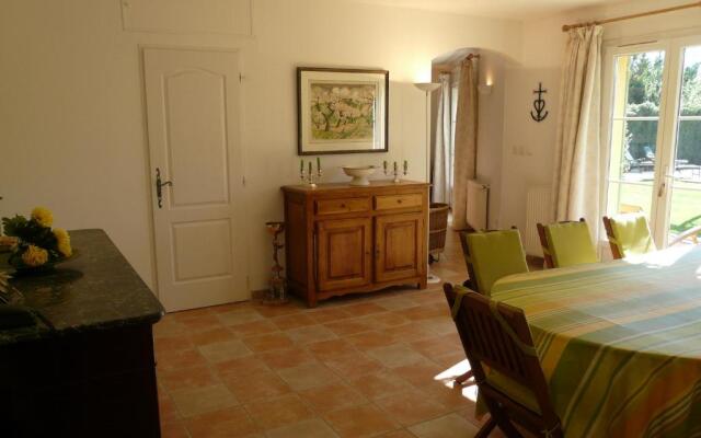 Agréable Villa Familiale Avec Piscine Chauffée, Grand Jardin, Située Proche du Centre du Village de Mouriès Au Coeur Des Alpilles, 10 Personnes, Ls1-140 Baguie Roso