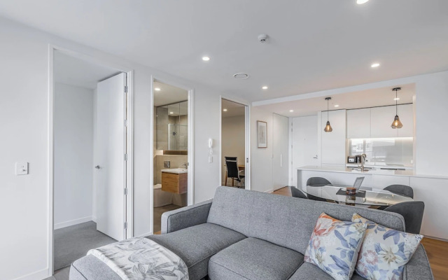 Stylish Apt+Balcony+Full Amenities Zodiak Stays