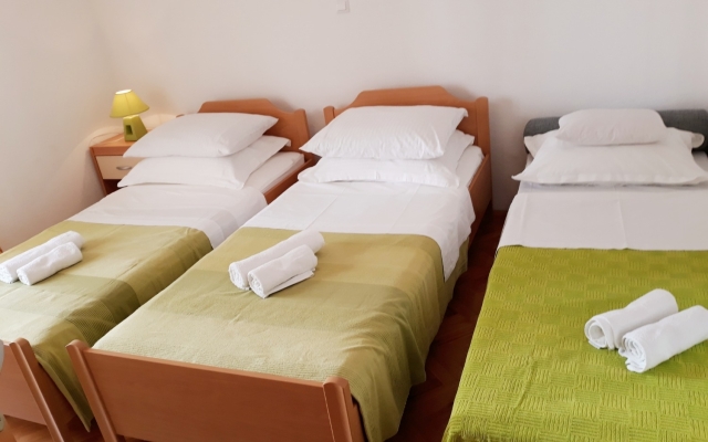 Apartment Zdravko - with parking : A1 Omis, Riviera Omis