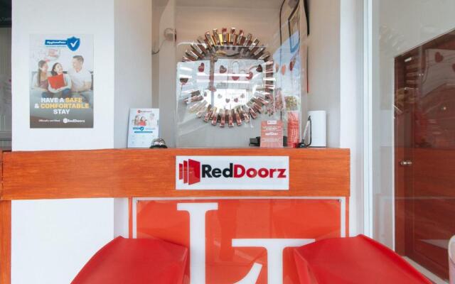 RedDoorz near Mercado del Lago