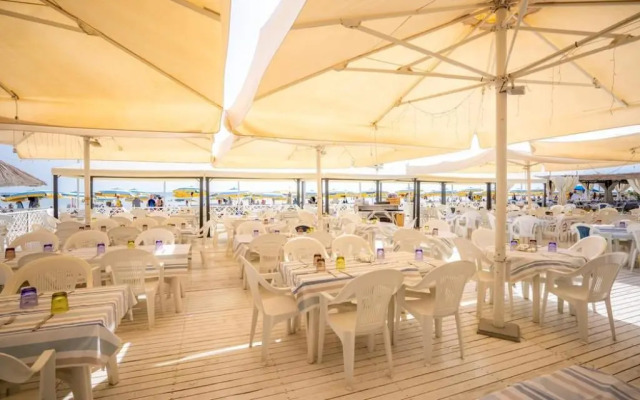 Club Hotel Bikini & Tropicana