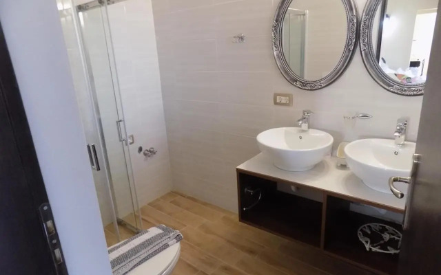 Souvlakis Pool Suites (S.P.S)