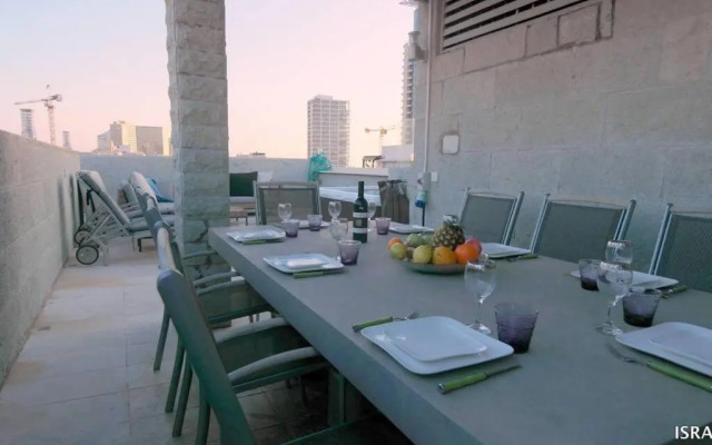 Into the Jacuzzi by HolyGuest