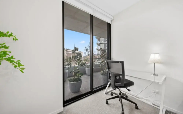 Inner-city 2-bed With Large Balcony, Garden & Gym