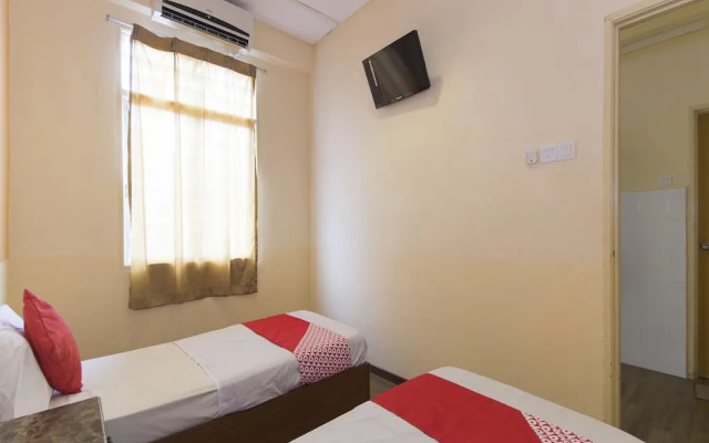 OYO 415 Straits Settlement Inn