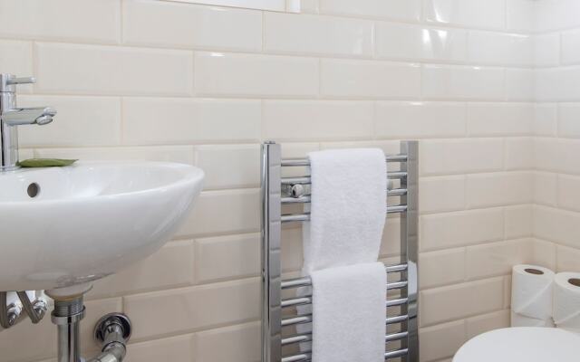 5BR Family Home in Leafy SW London