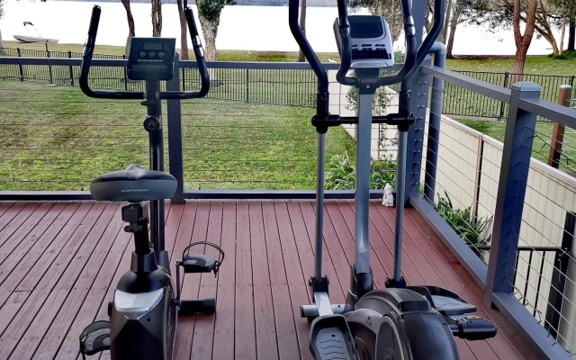 Getaway Lakefront Environmental House on Lake Macquarie with Water View