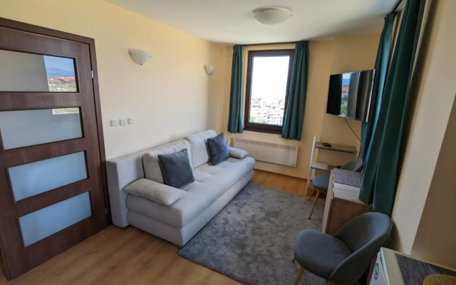 Stylish 2BD Apartment with Panoramic Mountain View