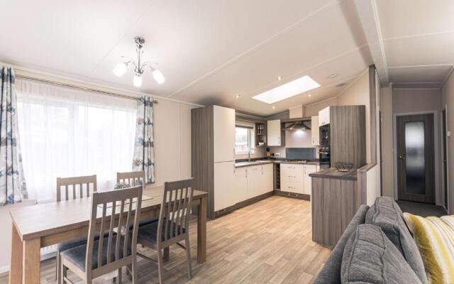 Moore Lodge with Hot Tub