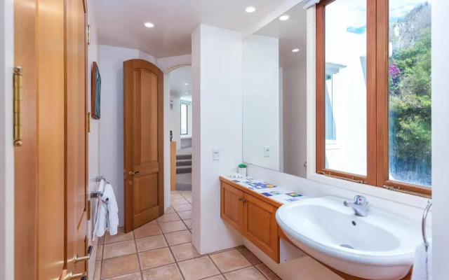 Naxos - Med style castle, ocean views from every room!