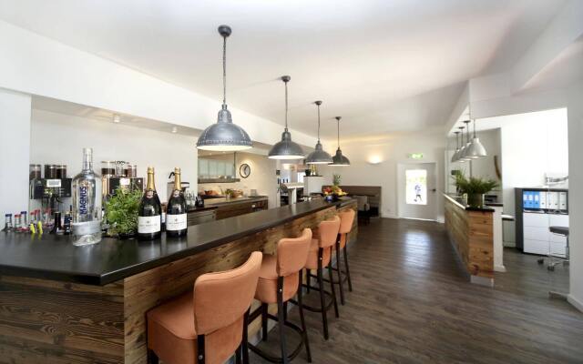 Beach Hotel California