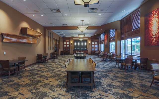 DoubleTree by Hilton Bay City - Riverfront